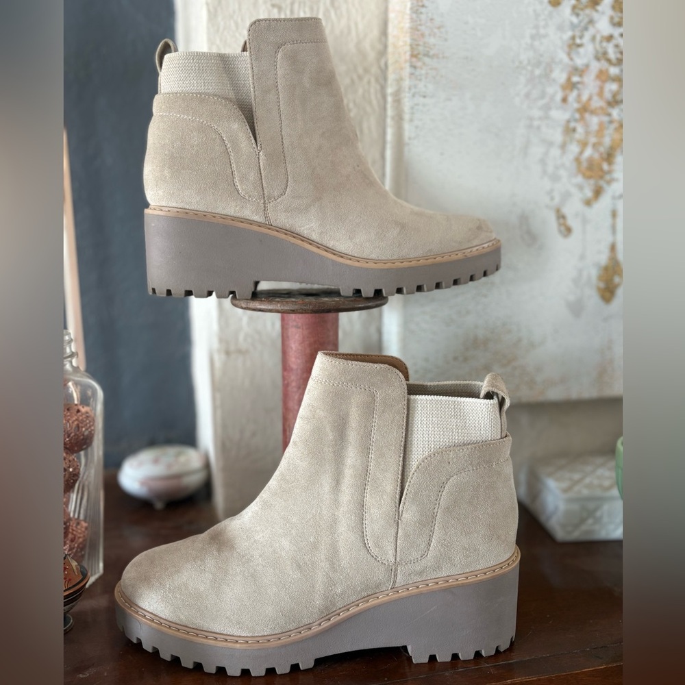 Dolce Vita Rango Suede Almond Beige Ankle Boots Wedge Booties Lug Sole - Picture 2 of 8